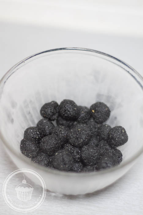 Sesame fillings in balls